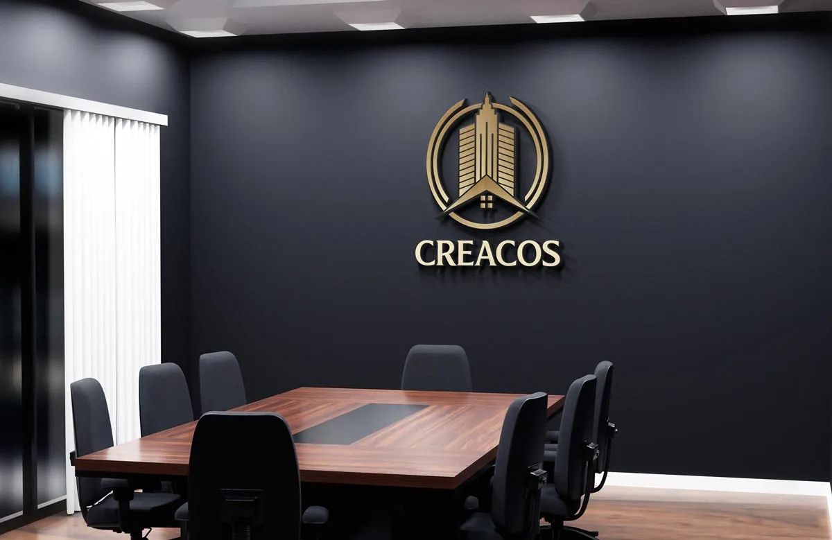 Sala riunioni della sede CREACOS con il logo dorato alla parete